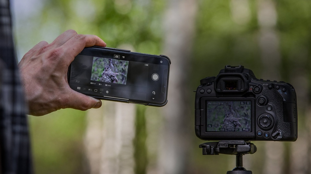 Canon EOS 90D Built-in Bluetooth and Wi-Fi